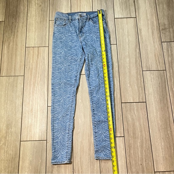 Levi's 720 Womens Light Wash Zebra-Print High-Rise Jeans Size 29 - Picture 3 of 9